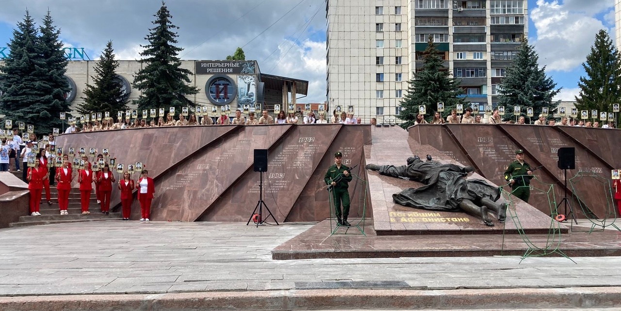 Афганцы курск. Мемориальный комплекс Скорбящая мать Курск. Скорбящая мать памятник Курск. Памятник воинам афганцам в Курске Скорбящая мать. Памятник афганцам в Курске Скорбящая.